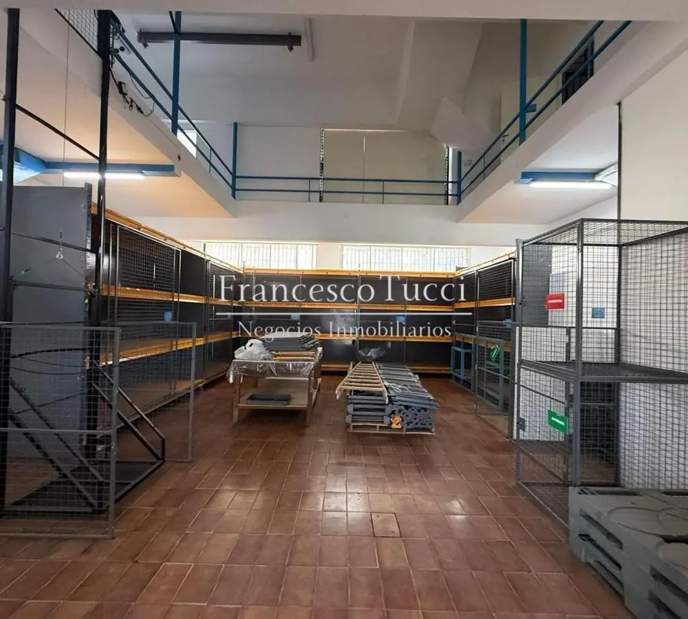 Galpón en venta para laboratorio con oficinas en Caseros 4