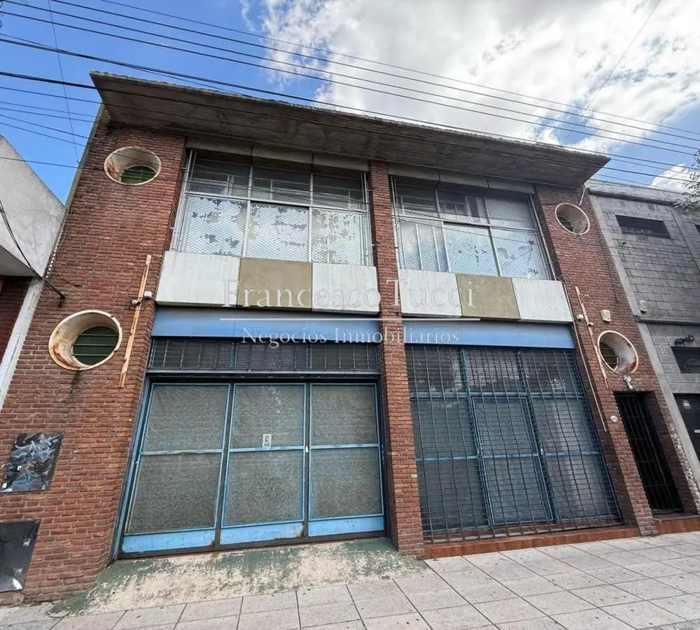 Galpón en venta para laboratorio con oficinas en Caseros 3