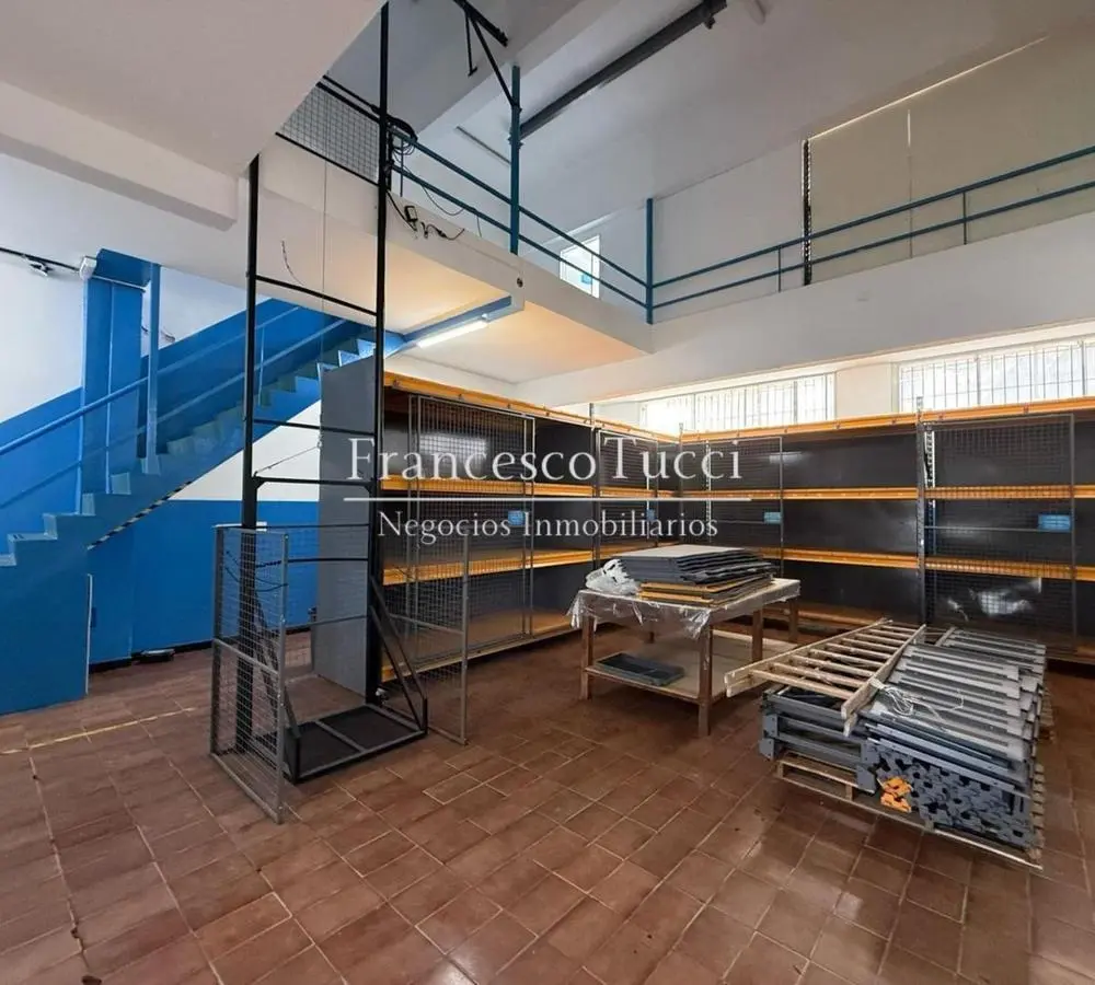 Galpón en venta para laboratorio con oficinas en Caseros 5