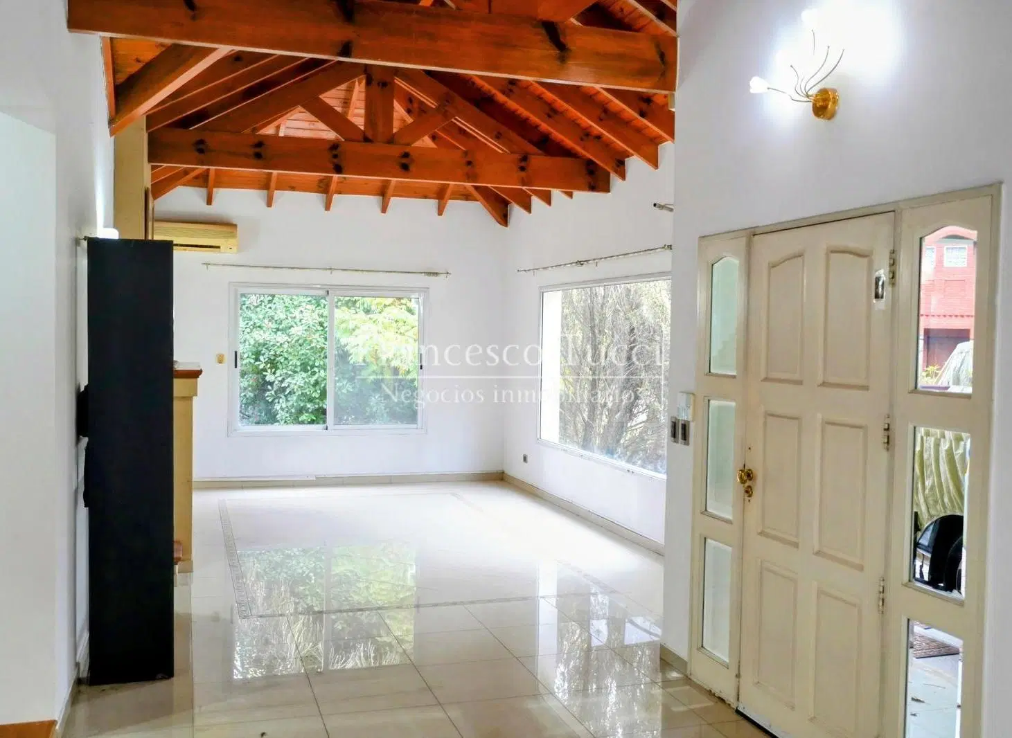 Casa en alquiler 5 ambientes Barrio Santa Ana 2