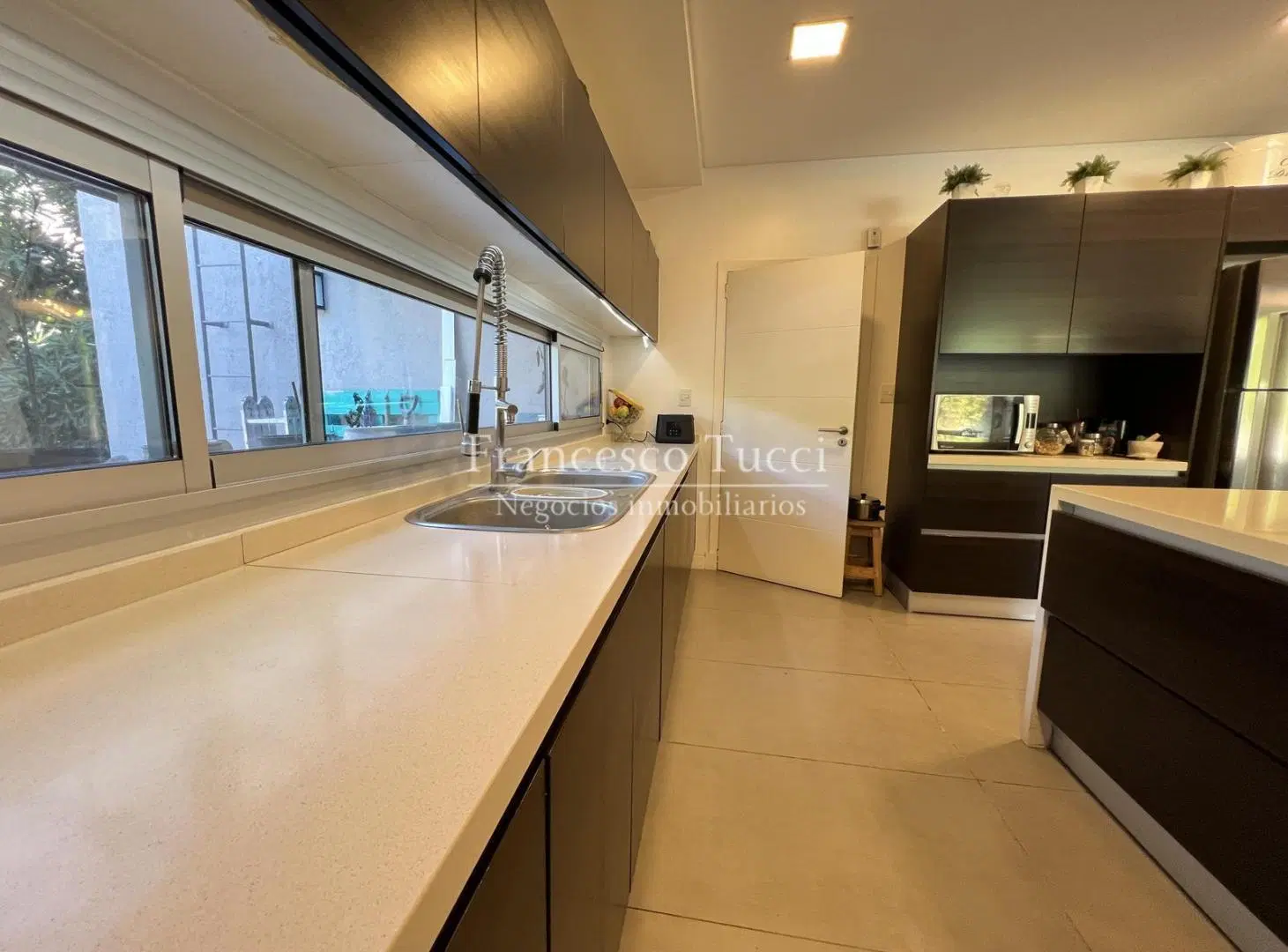 Casa en venta 6 ambientes con pileta en Campos De Álvarez 2
