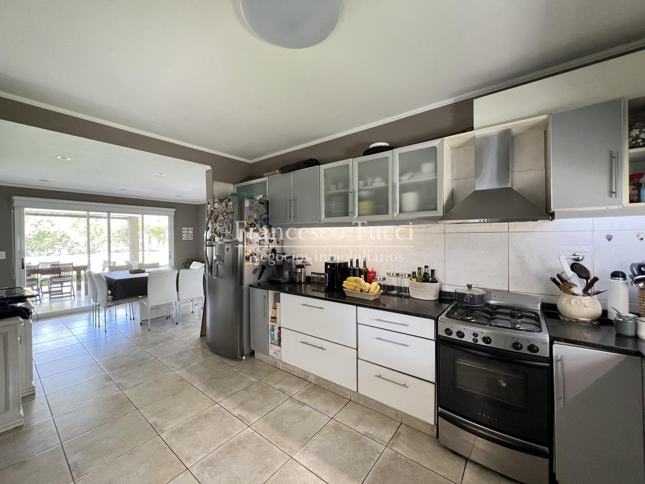 Foto de Casa en venta 5 ambientes sobre lote central en Terravista, imagen 2