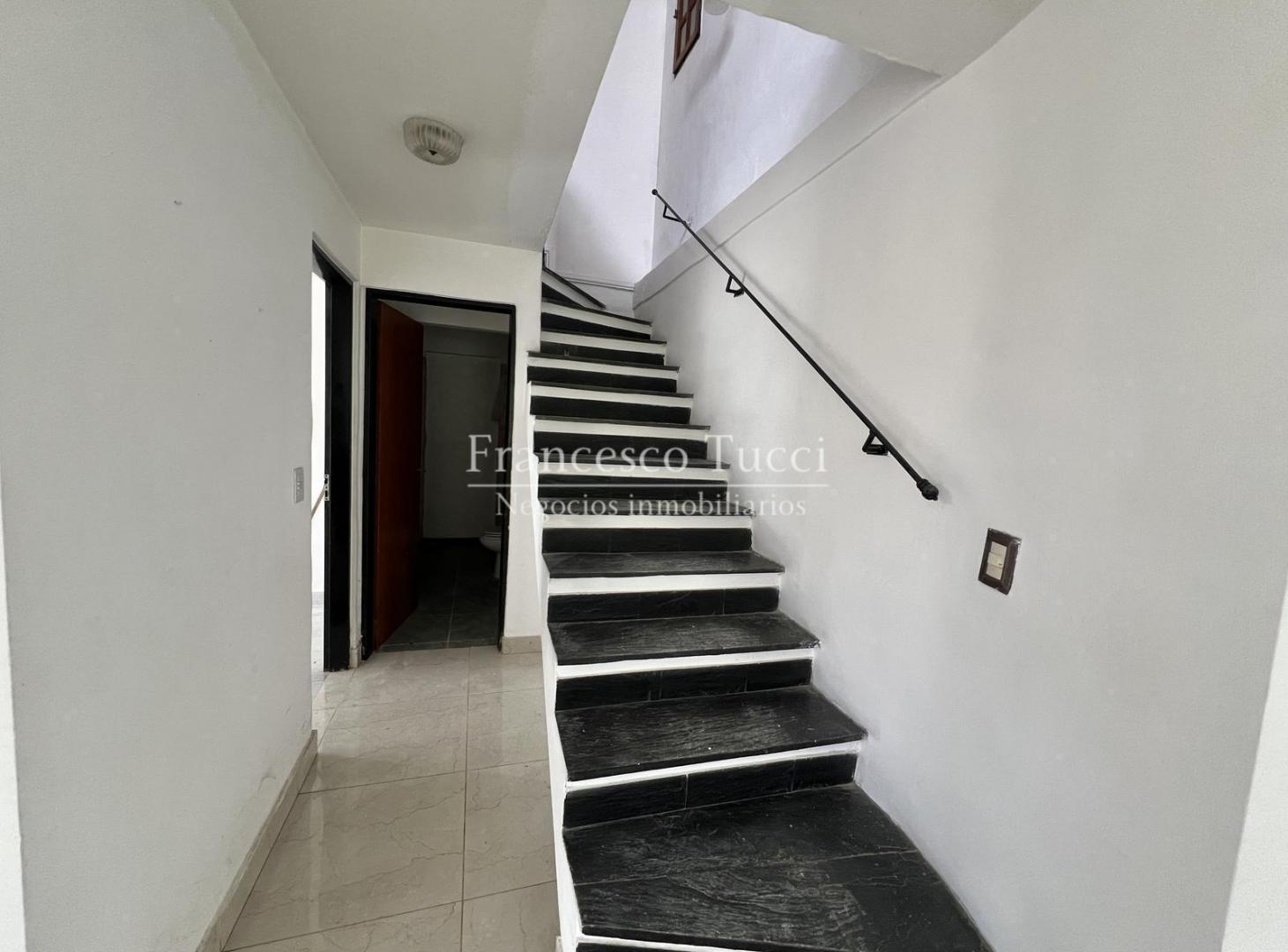 Foto de Casa en venta 6 ambientes lote central con pileta en Banco Provincia, imagen 4