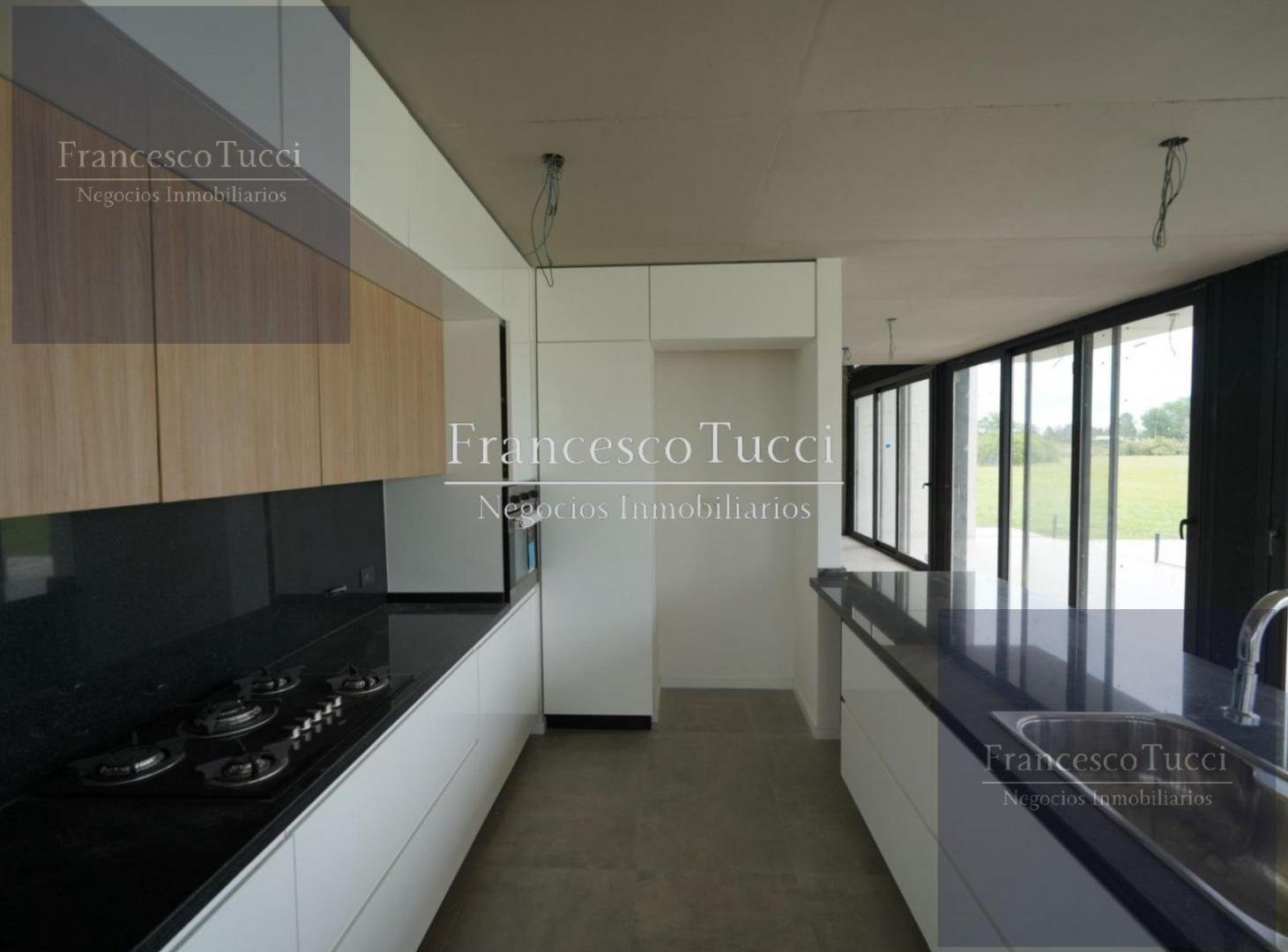 Foto de Casa en venta / alquiler 4 ambientes con fondo al golf y laguna, imagen 2