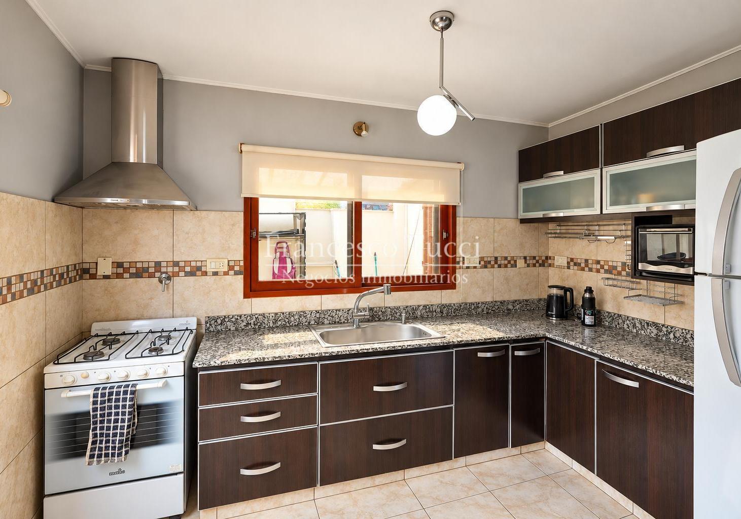 Foto de Casa 7 ambientes multifamiliar en venta Caseros, imagen 2
