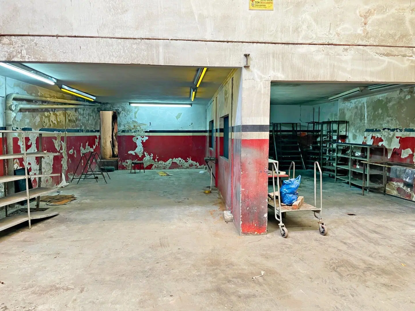 Alquiler galpon de 434m2 con oficinas y baños, Abasto 8