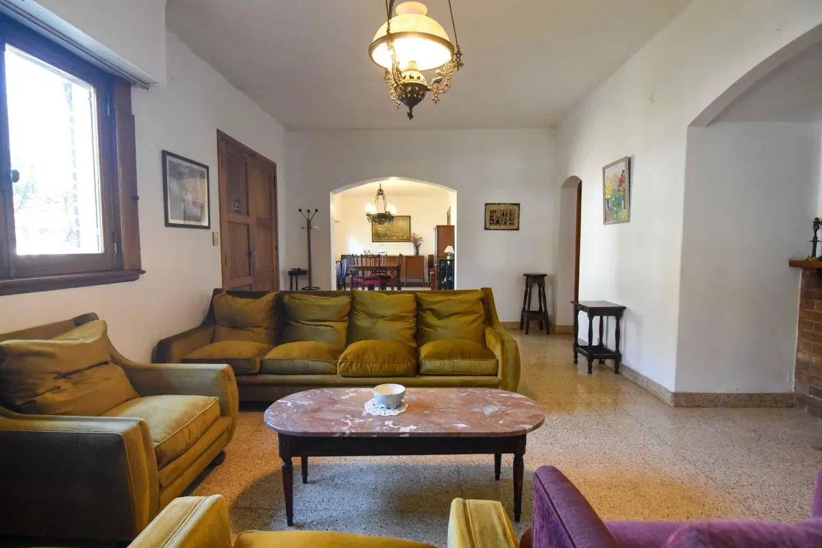 Exclusiva Residencia Histórica en la Mejor Ubicación de Ciudad Evita - Lote 921m² 4
