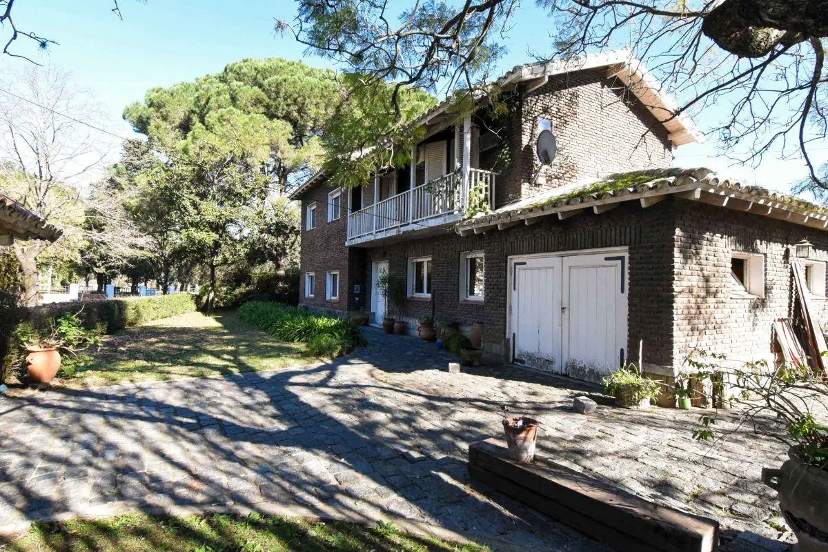 Exclusiva Residencia Histórica en la Mejor Ubicación de Ciudad Evita - Lote 921m² 3