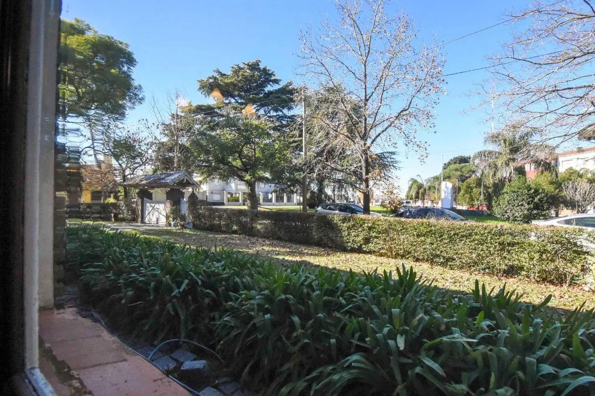 Exclusiva Residencia Histórica en la Mejor Ubicación de Ciudad Evita - Lote 921m² 2