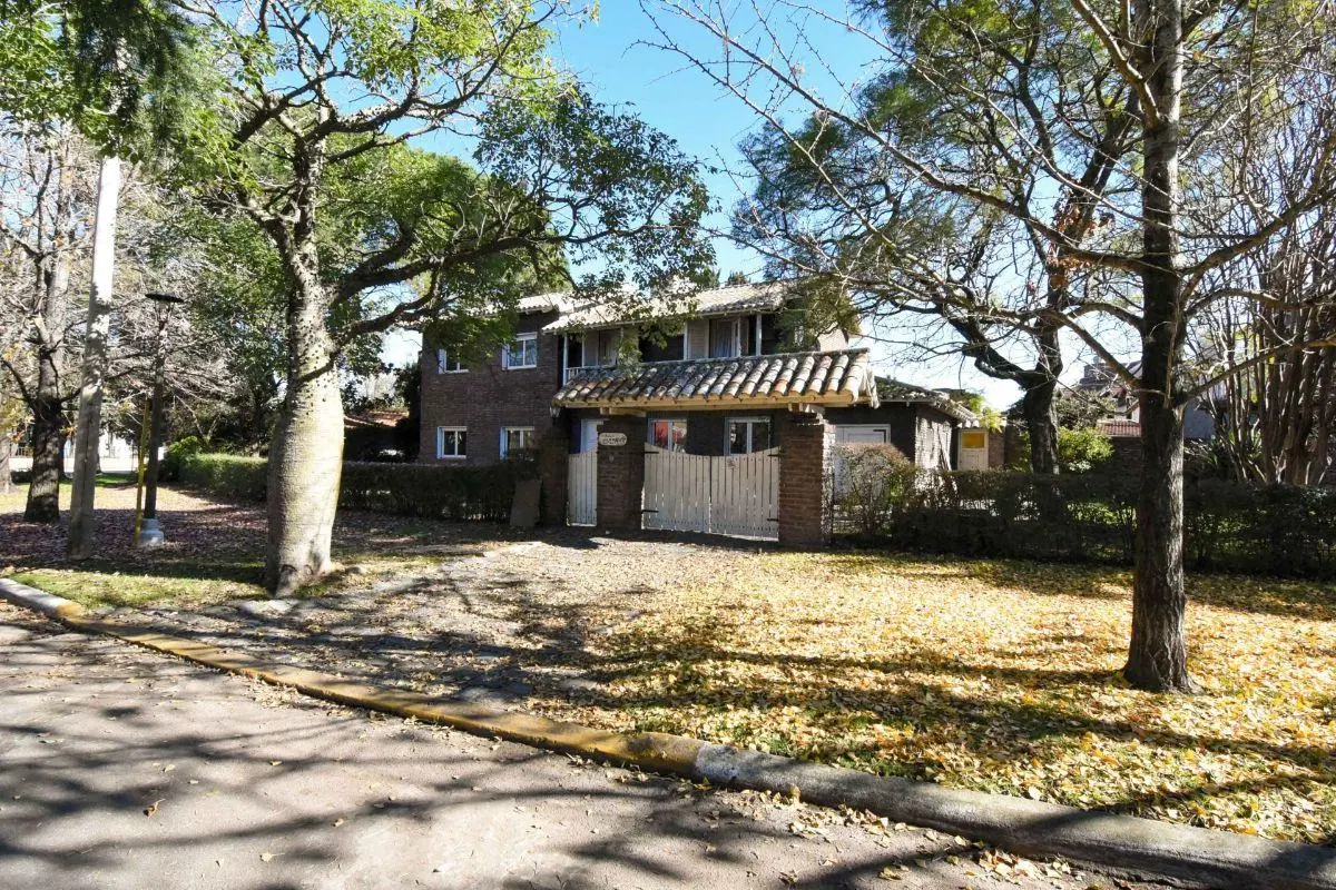 Exclusiva Residencia Histórica en la Mejor Ubicación de Ciudad Evita - Lote 921m² 5