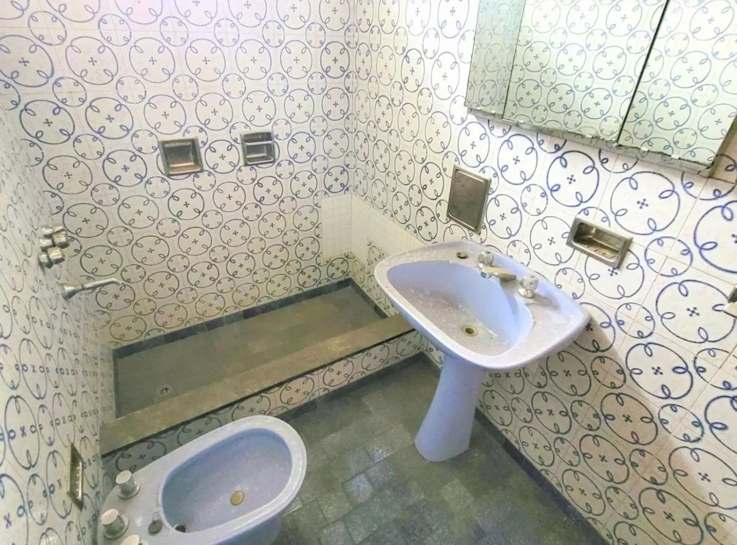 Venta en BLOCK en Villa Ballester 2DEPTOS+2LOCALES 4