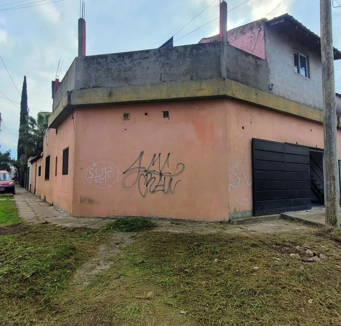 Casa en venta de 4 amb + depto de 2 amb - Moreno 8