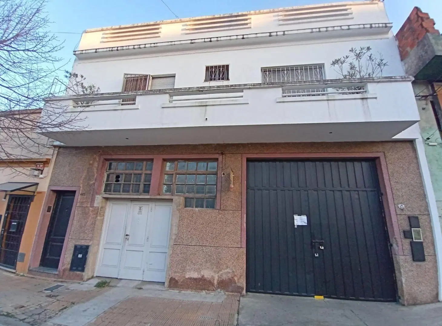 CASA CON DEPOSITO/LOCAL EN VENTA en SARANDI 8