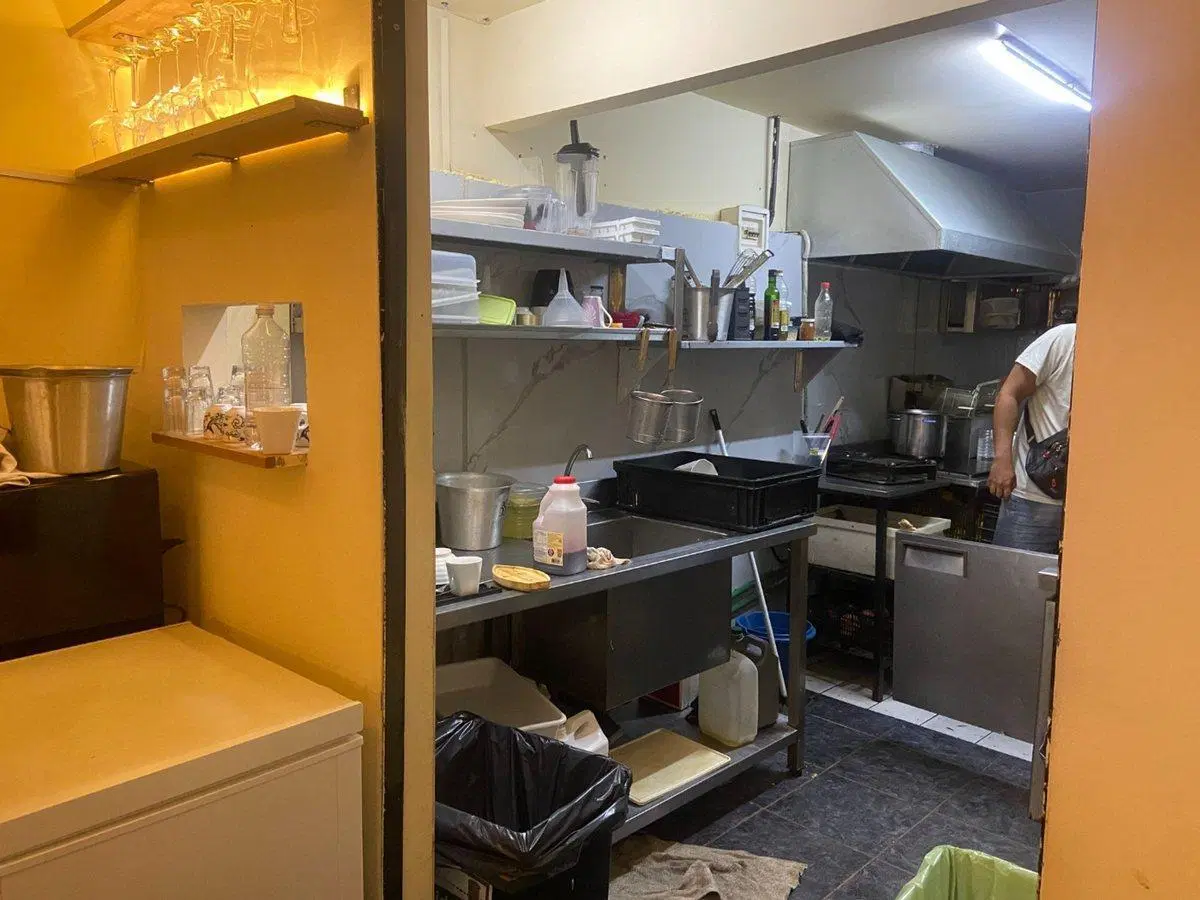 VENTA LOCAL GASTRONÓMICO COLEGIALES 8