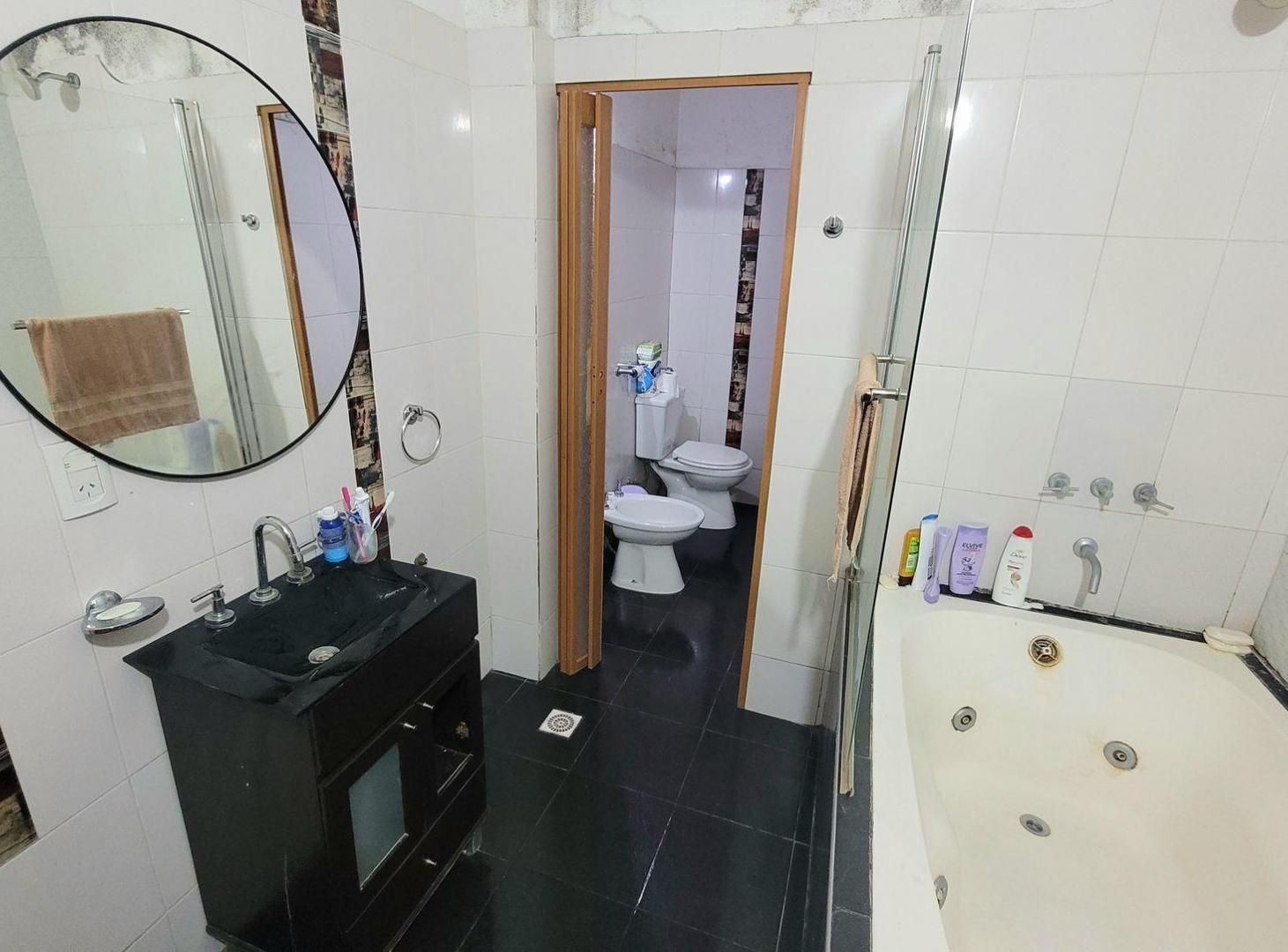 Foto de Casa en venta de 4 amb + depto de 2 amb - Moreno, imagen 1