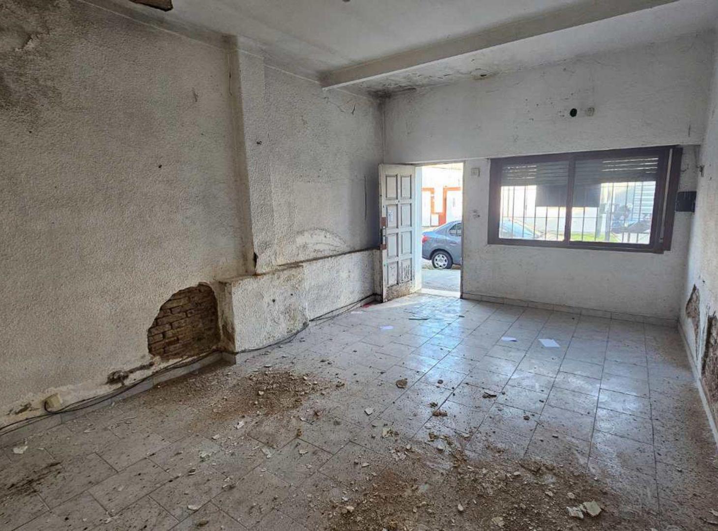 Foto de PH de tres ambientes a refaccionar - Villa Maipú, imagen 2