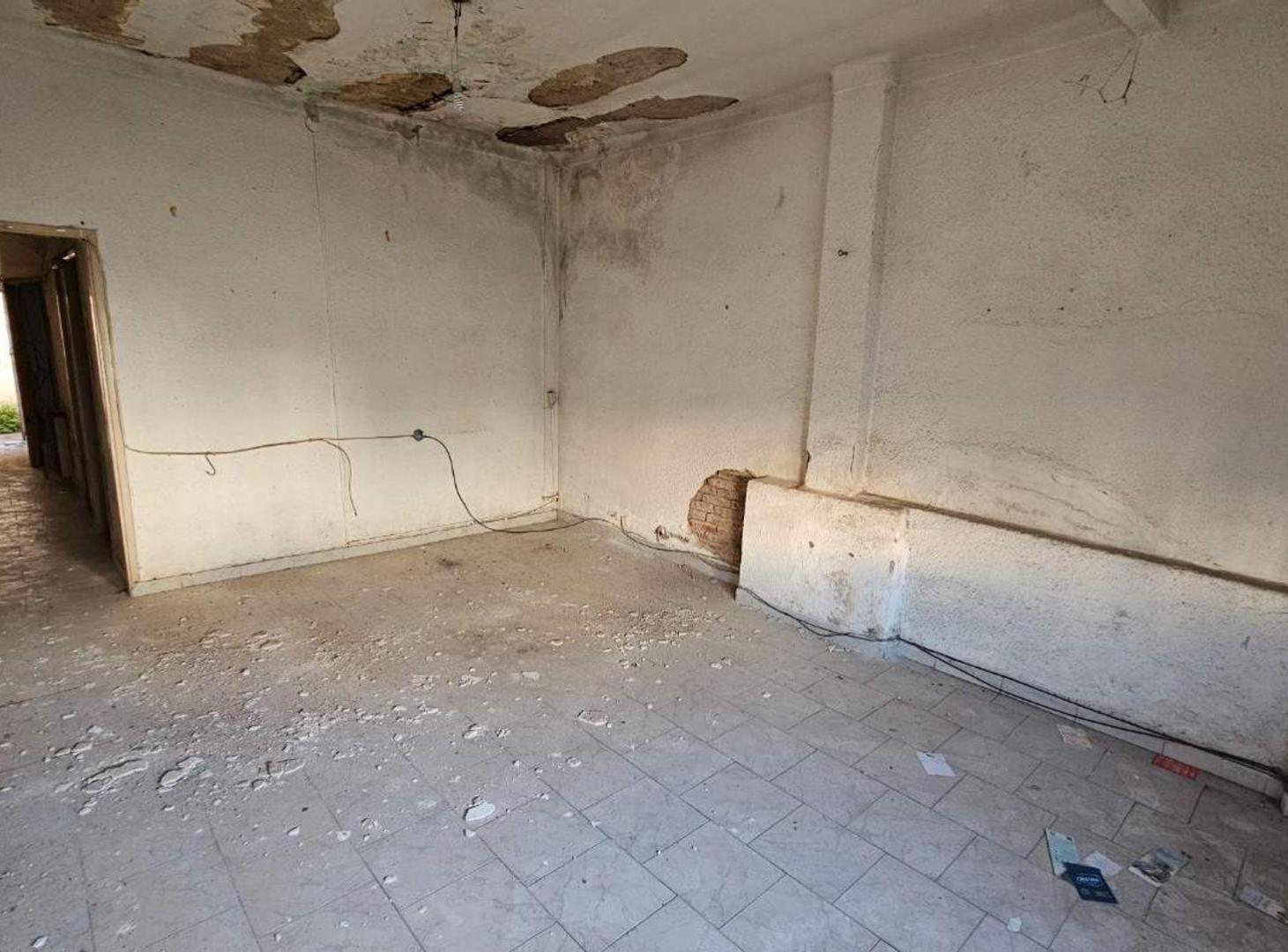 Foto de PH de tres ambientes a refaccionar - Villa Maipú, imagen 4
