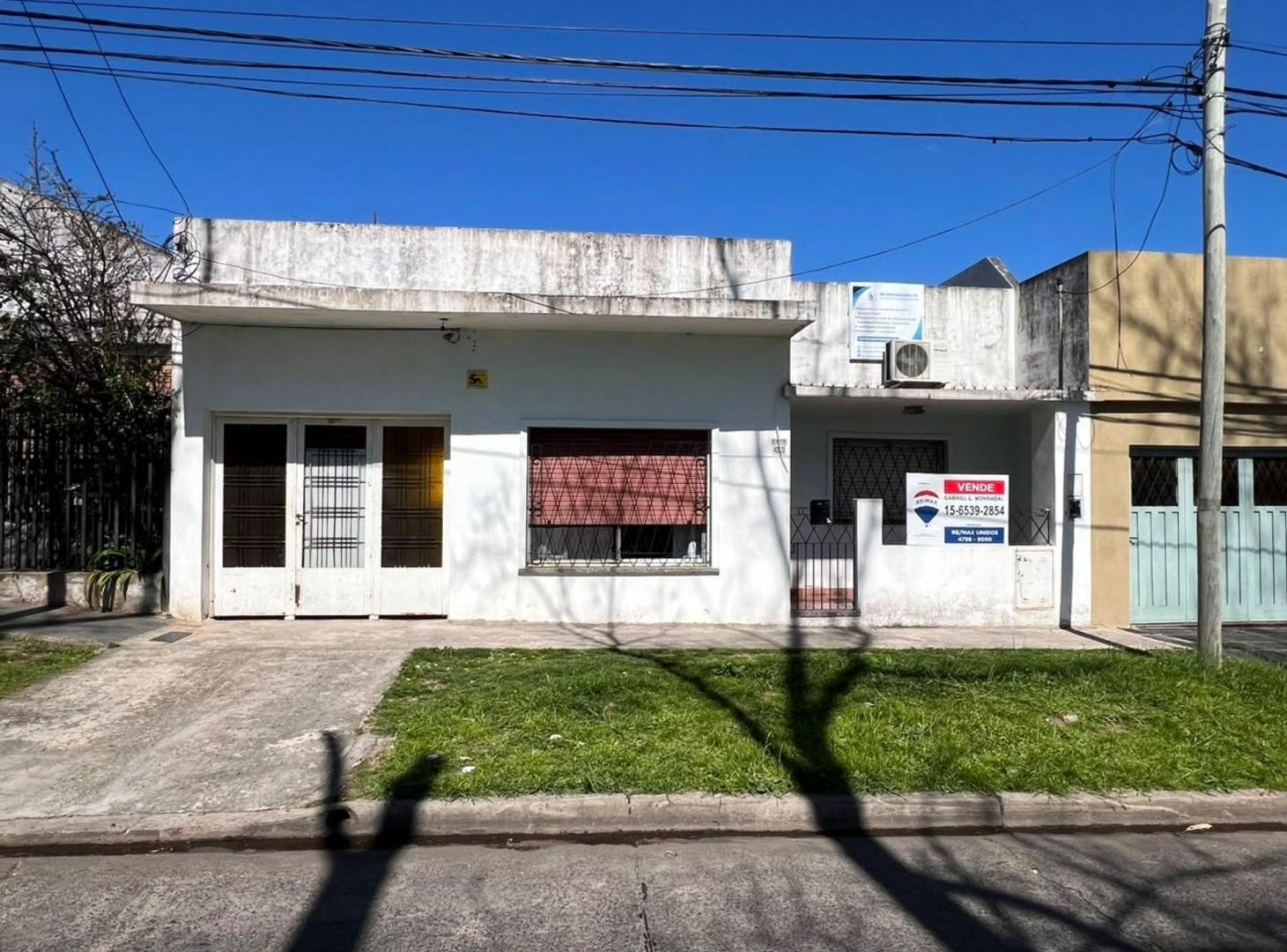 Foto de Casa de tres ambientes con jardín y pileta, imagen 1