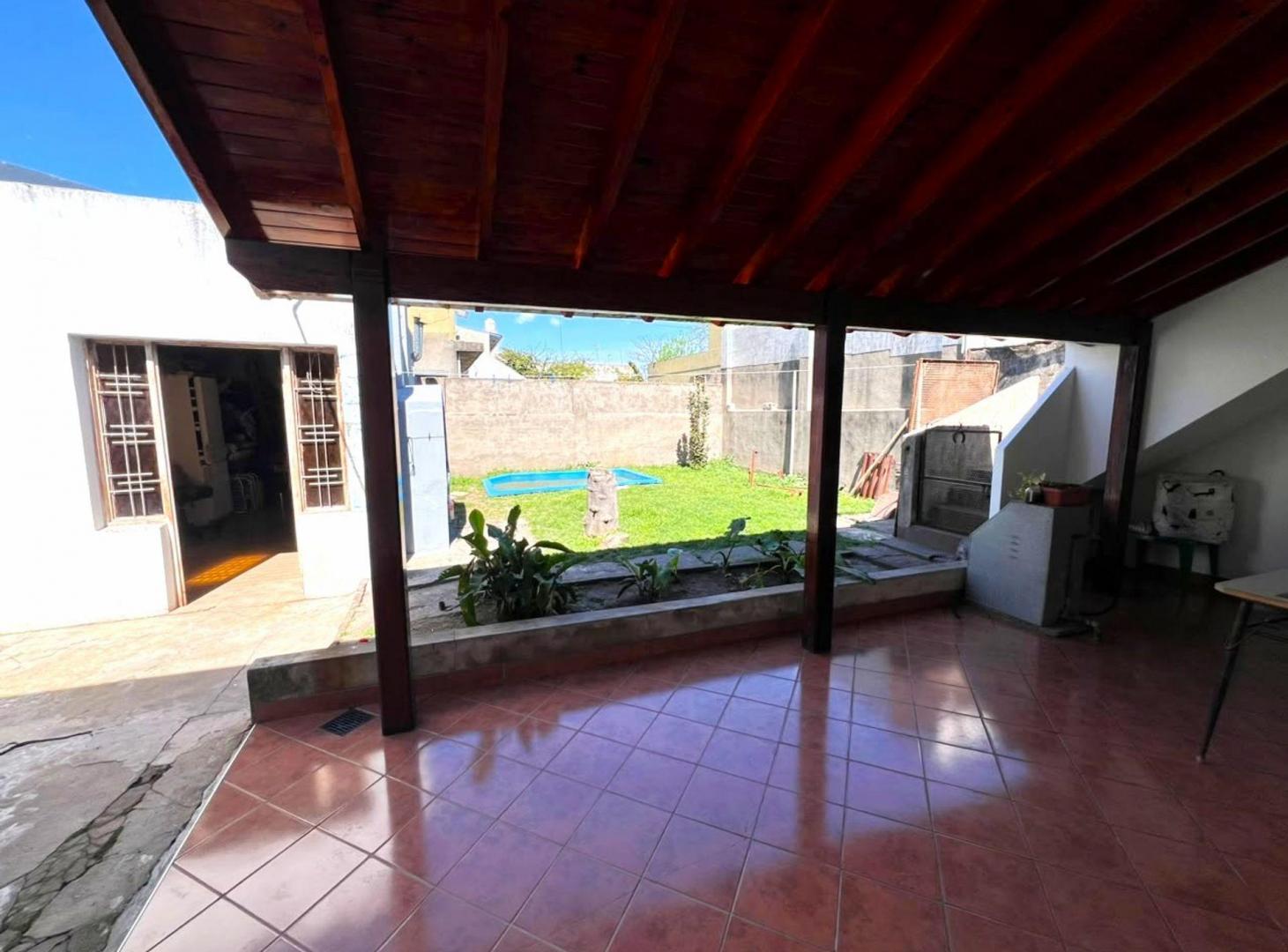 Foto de Casa de tres ambientes con jardín y pileta, imagen 4