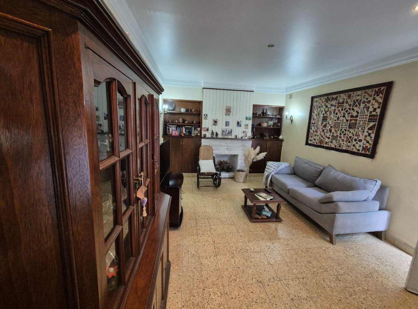 Foto de VENTA CASA 6 AMB EN EXCELENTE ESTADO. ADROGUE, imagen 2