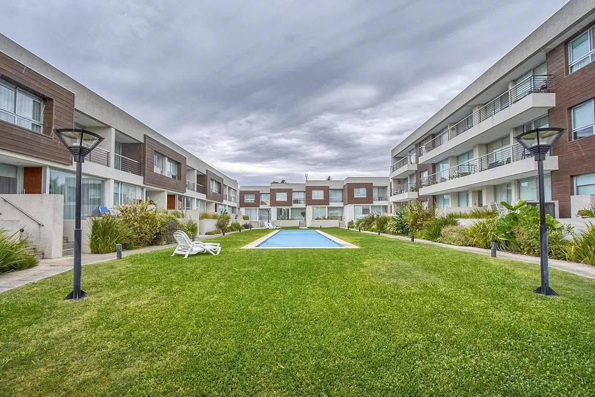 Dúplex 4 ambientes impecable en Complejo Las Fresias, 2 cocheras 4