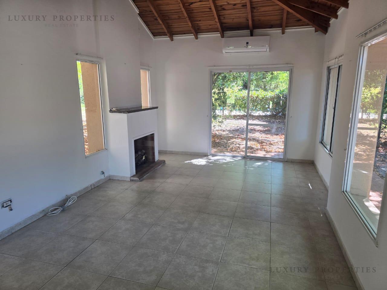 Foto de Venta Casa 5 ambientes Club de Campo Los Puentes Lujan Apta Crédito, imagen 2