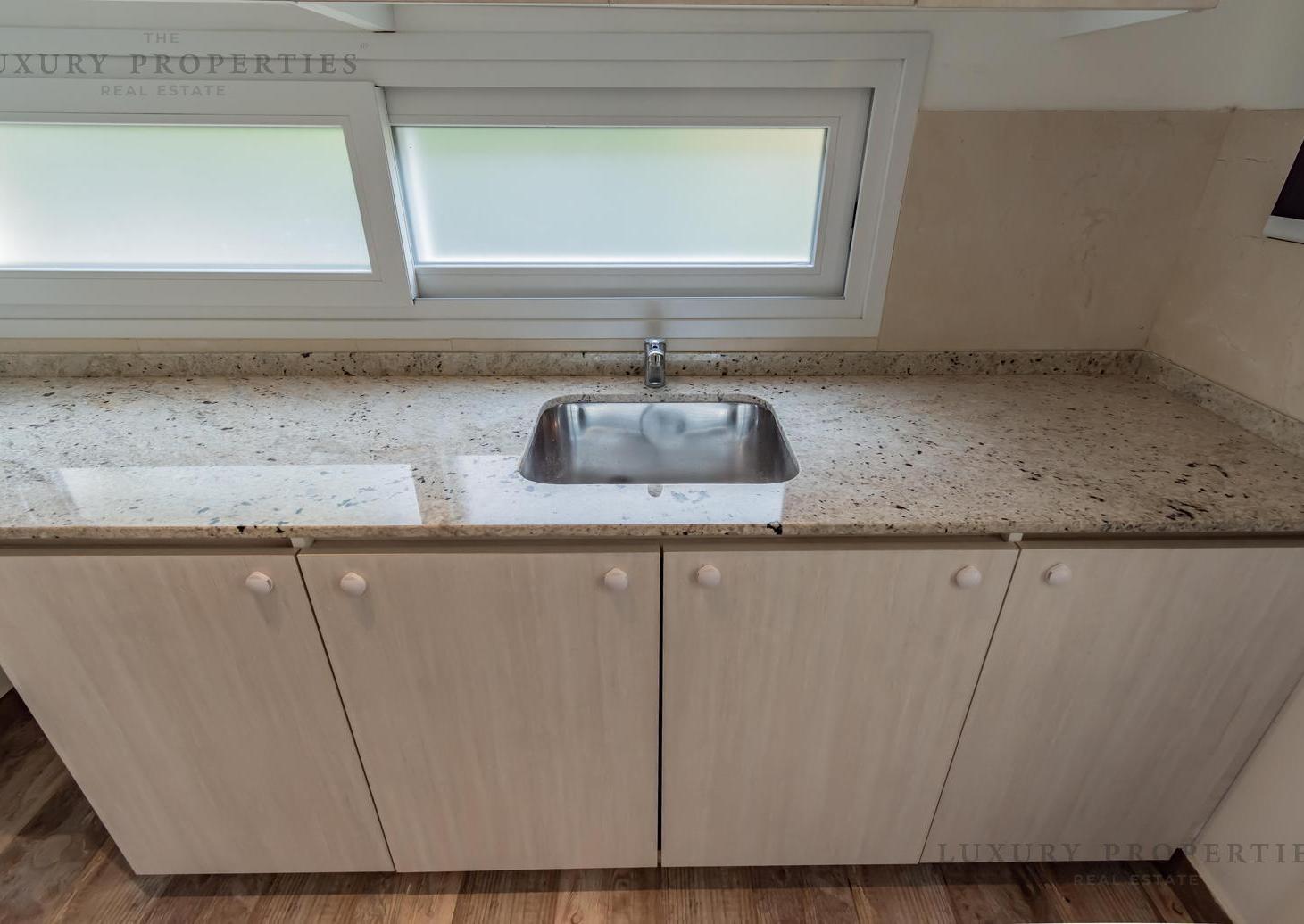 Foto de Alquiler Casa 4 ambientes con pileta, galería y cochera semicubierta en, imagen 4