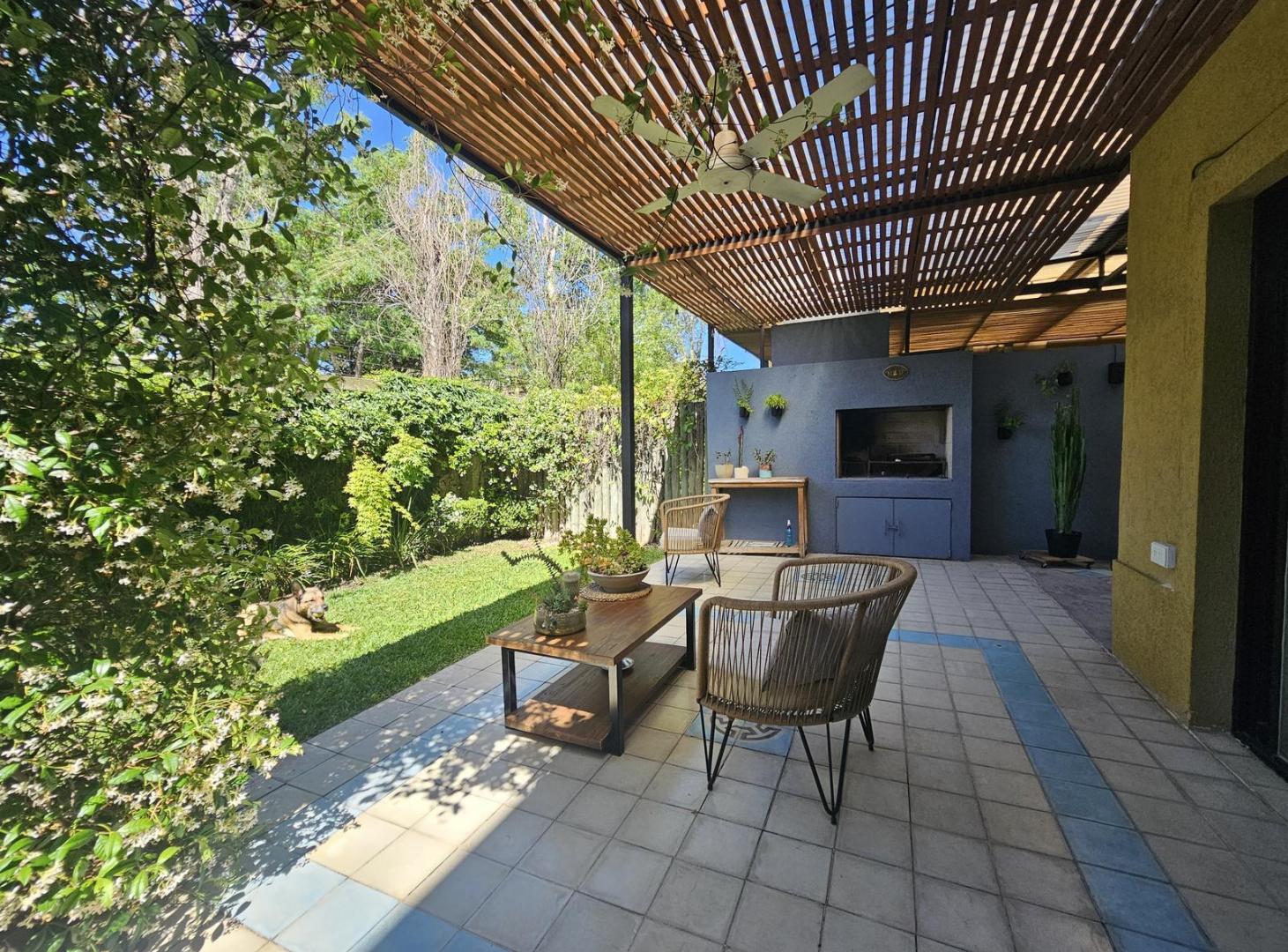 Casa Triplex en venta en la horqueta 4 ambientes con jardín