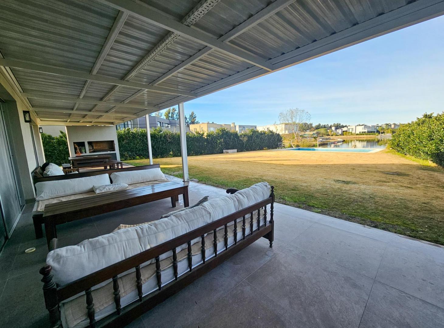 Casa a la laguna en venta Barrio Cerrado La Comarca