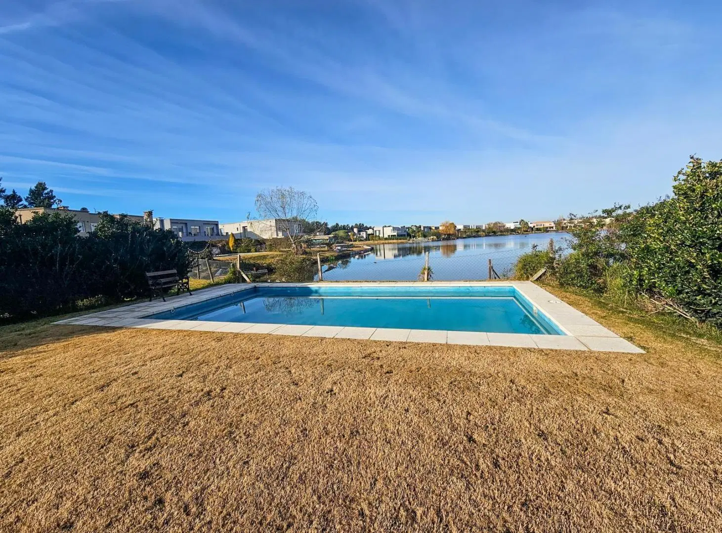 Casa a la laguna en venta Barrio Cerrado La Comarca 3