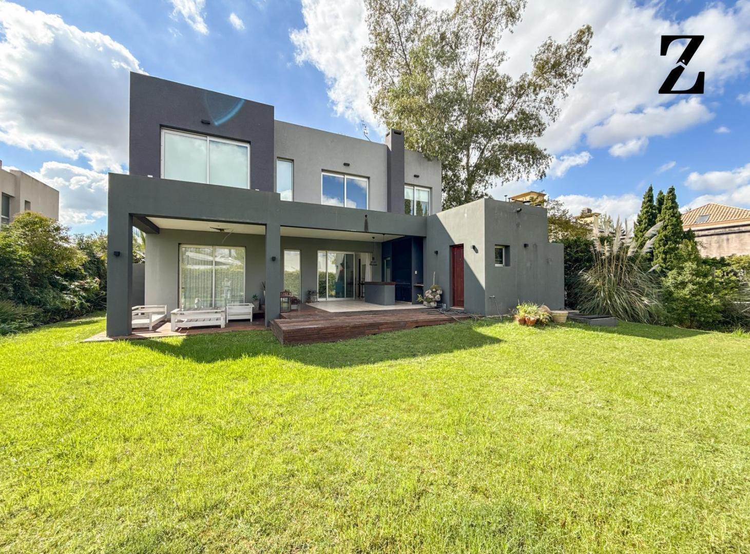 Moderna Casa en Venta en Laguna del Sol | Lote Central