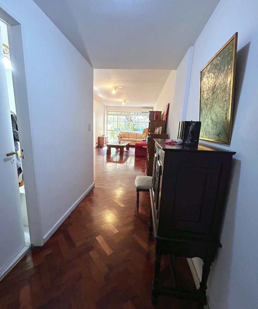 Semipiso al frente de 4 ambientes, con espacio guardacoches y baulera
