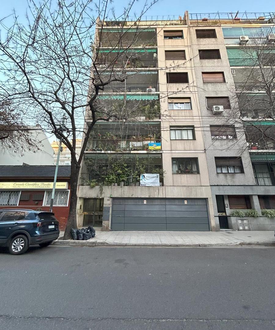 Semipiso al frente de 4 ambientes, con espacio guardacoches y baulera