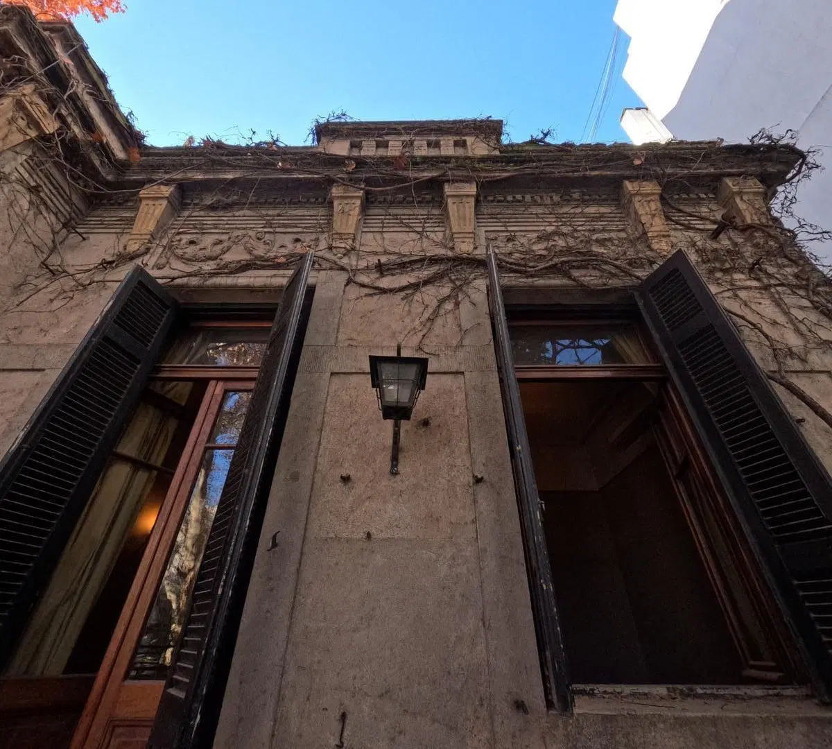 Casa en Esquina de Gran Categoría | 6 Ambientes con Baños en Suite, Cocheras y Terraza 2