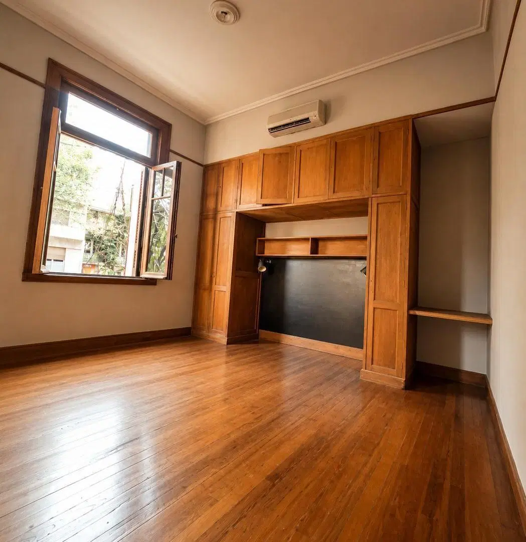 Casa en Esquina de Gran Categoría | 6 Ambientes con Baños en Suite, Cocheras y Terraza 3