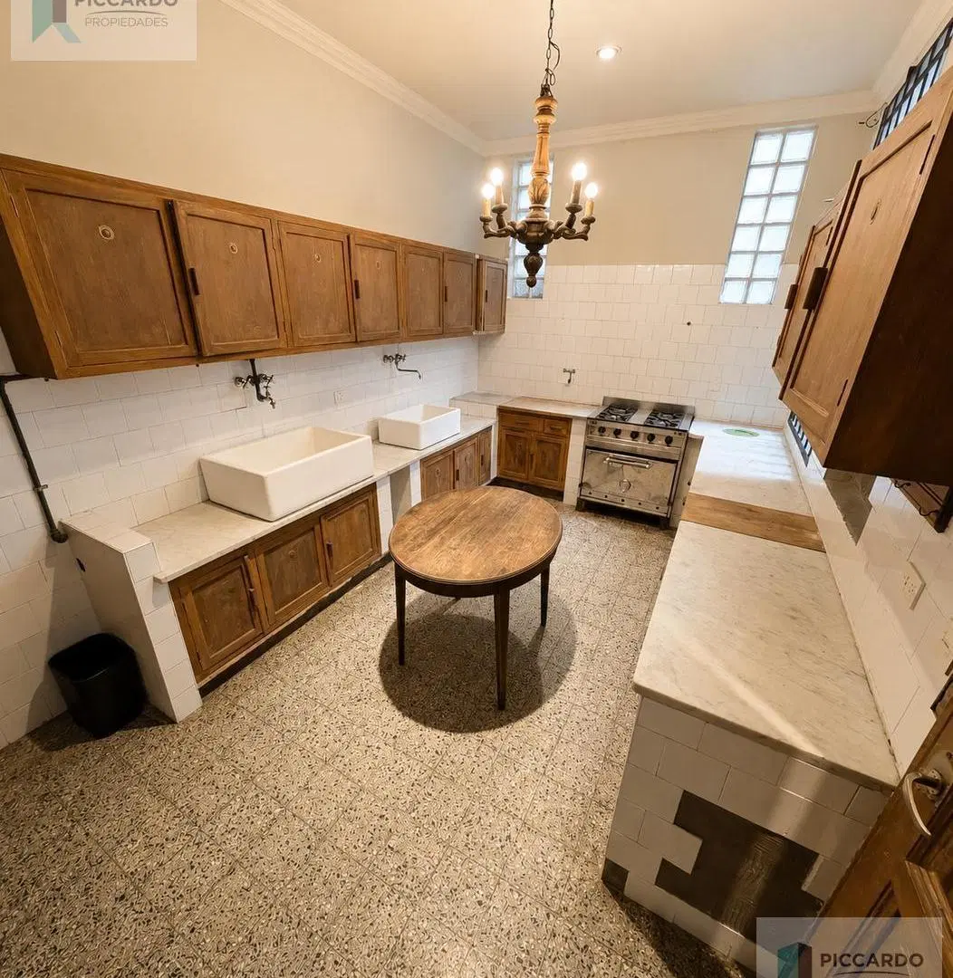 Casa en Esquina de Gran Categoría | 6 Ambientes con Baños en Suite, Cocheras y Terraza 4