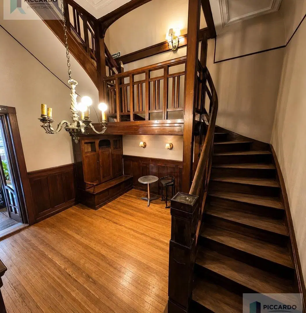 Casa en Esquina de Gran Categoría | 6 Ambientes con Baños en Suite, Cocheras y Terraza 2