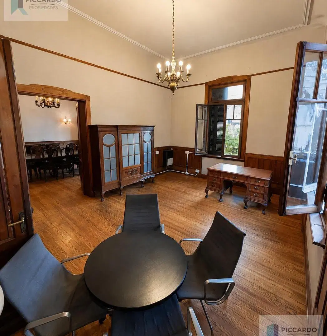Casa en Esquina de Gran Categoría | 6 Ambientes con Baños en Suite, Cocheras y Terraza 5