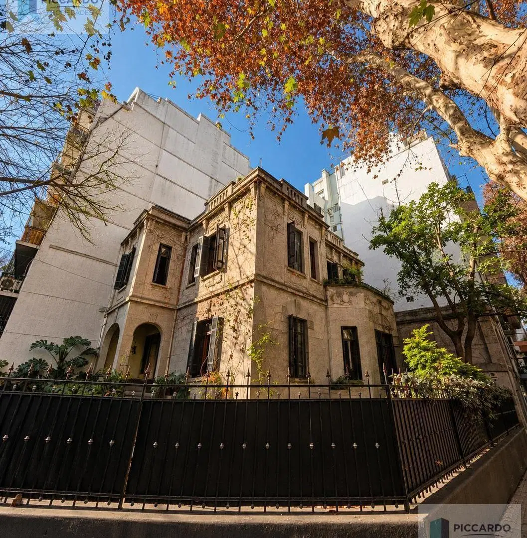 Casa en Esquina de Gran Categoría | 6 Ambientes con Baños en Suite, Cocheras y Terraza 3