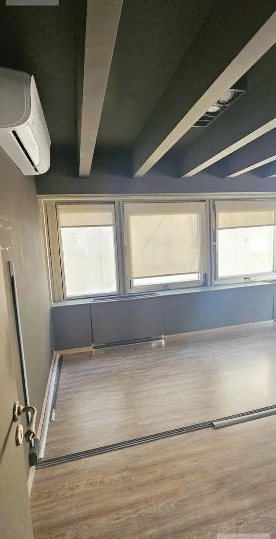 Venta: Piso 10 completo en Reconquista al 100 – 271 m² – Dos alas independientes, 3 cocheras 8