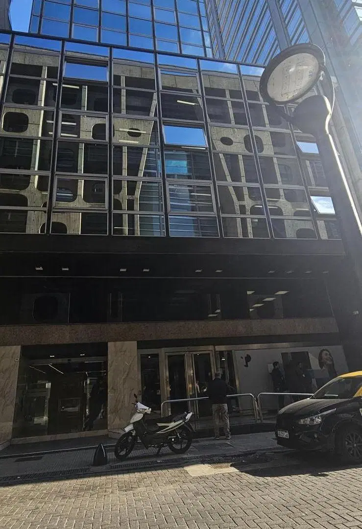 Venta: Piso 10 completo en Reconquista al 100 – 271 m² – Dos alas independientes, 3 cocheras 2