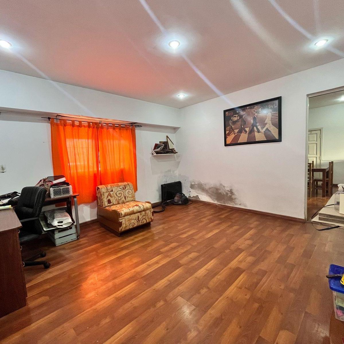 Casa Multifamiliar + Local con Ingresos Independientes en Venta en Villa Maipú 2
