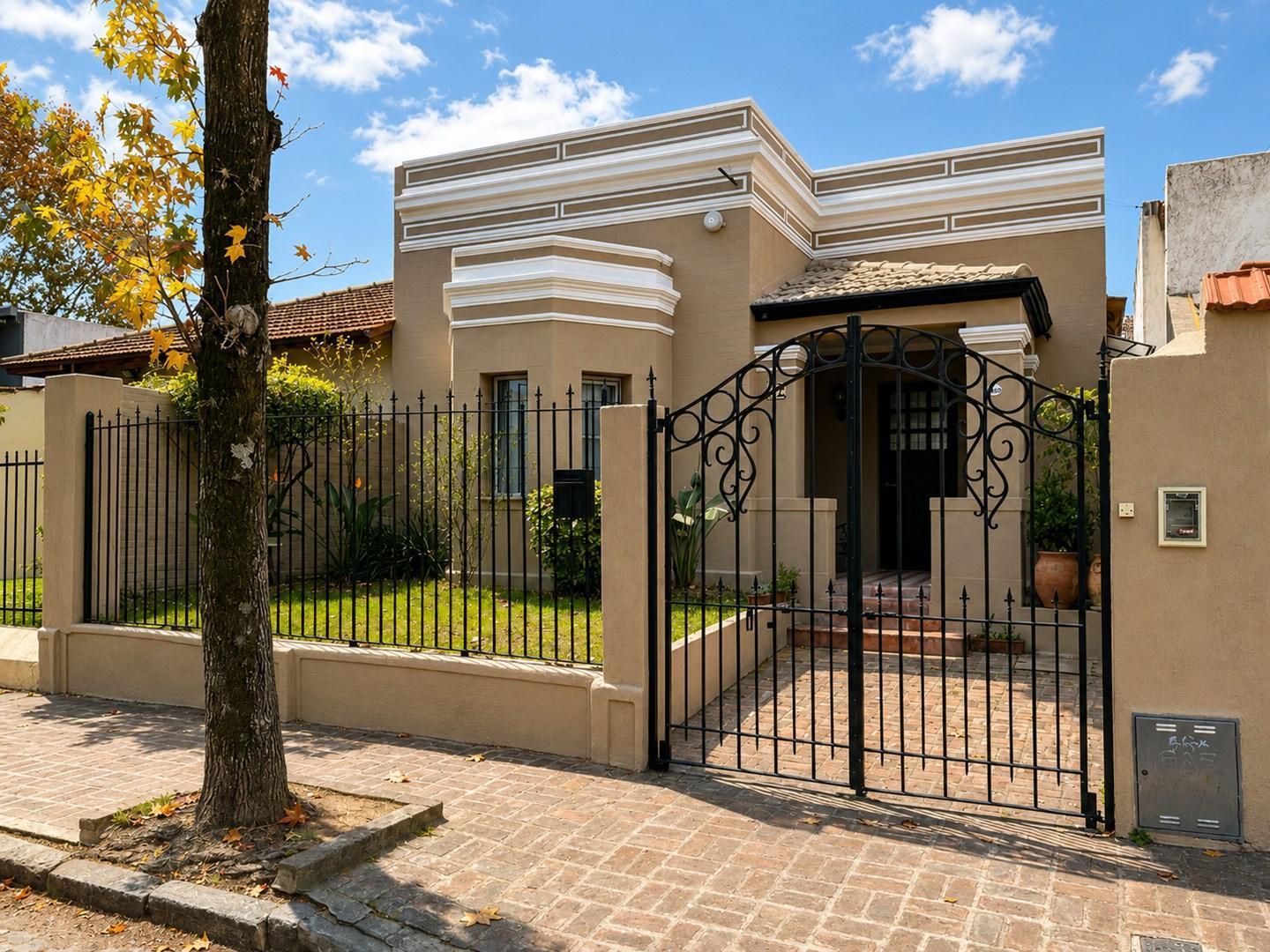 Casa con jardin y piscina, en venta apto credito, Victoria, San Fernando