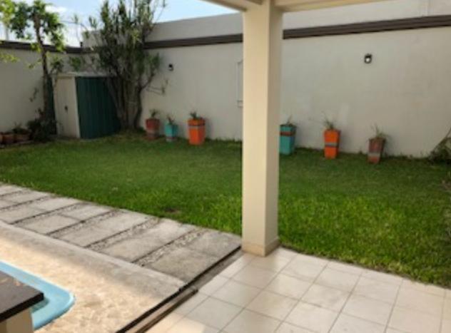 En Venta Casa 3 Dorm. con Dependencia - Bolivia 300 3