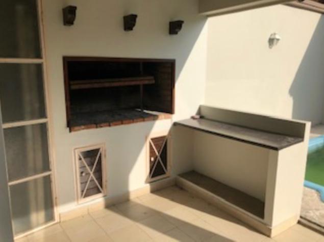 En Venta Casa 3 Dorm. con Dependencia - Bolivia 300 5