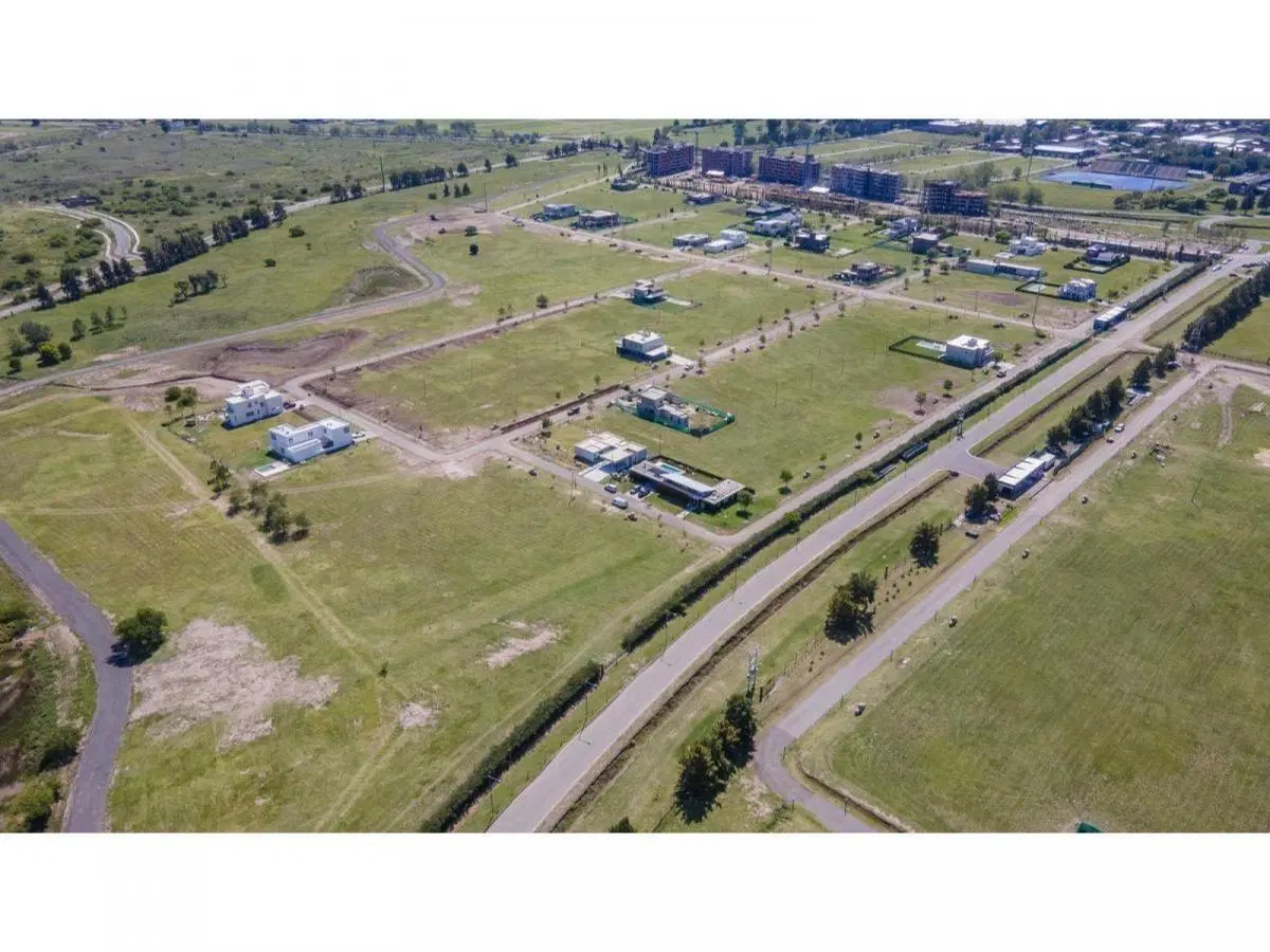 Lote en barrio Pasos de Jockey Barrio 4 2