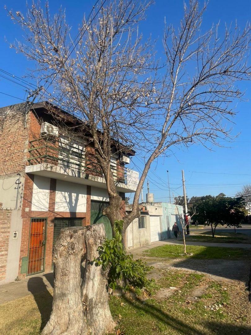 Casa y Deposito / galpon a metros de Av Utiguru