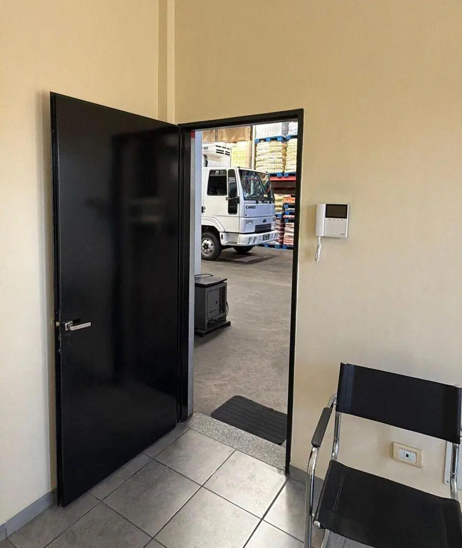 Depósito con Oficinas y Cámaras de Frío en Alquiler 2