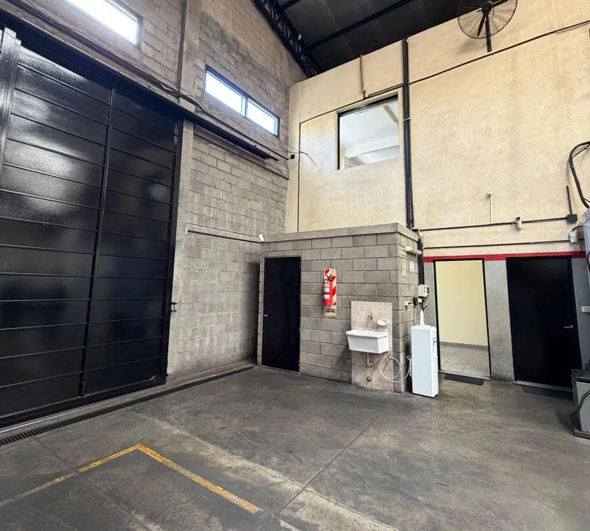 Depósito con Oficinas y Cámaras de Frío en Alquiler 3