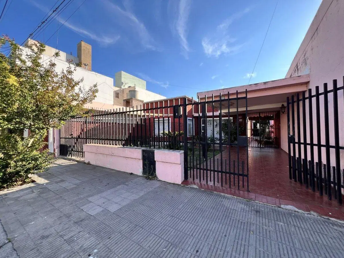Casa a reciclar con galpon B° San Martin 3
